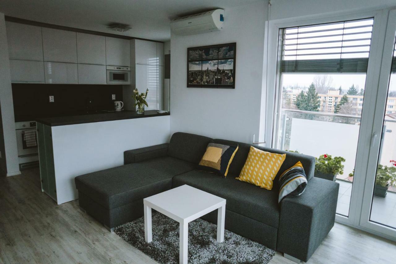 Design Apartment, The City Centre Close To The Health Spa Piest'any Exterior photo
