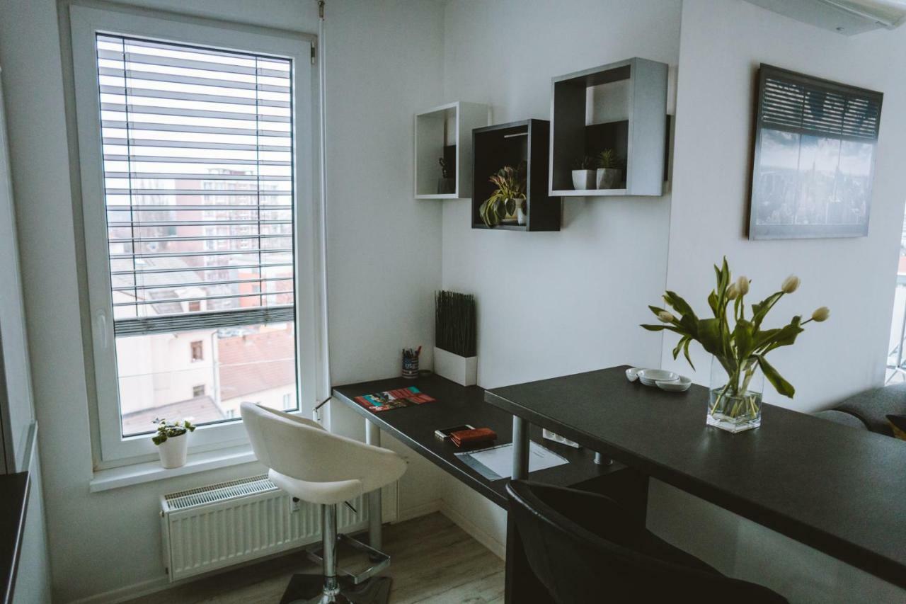 Design Apartment, The City Centre Close To The Health Spa Piest'any Exterior photo