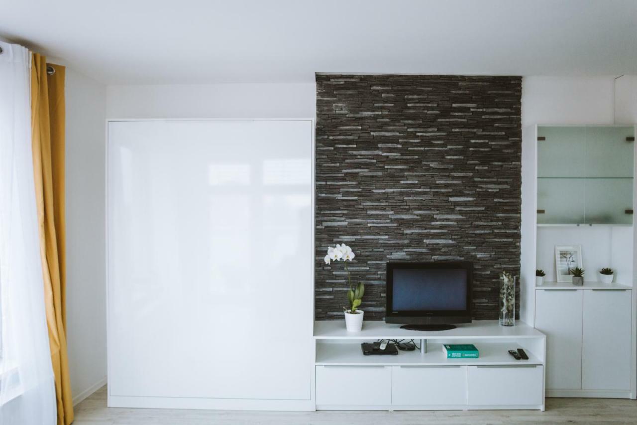 Design Apartment, The City Centre Close To The Health Spa Piest'any Exterior photo